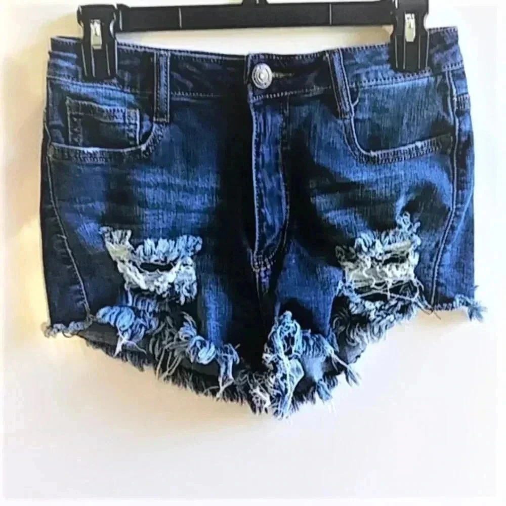 Machine destructed womans cutoff‎ denim shorts